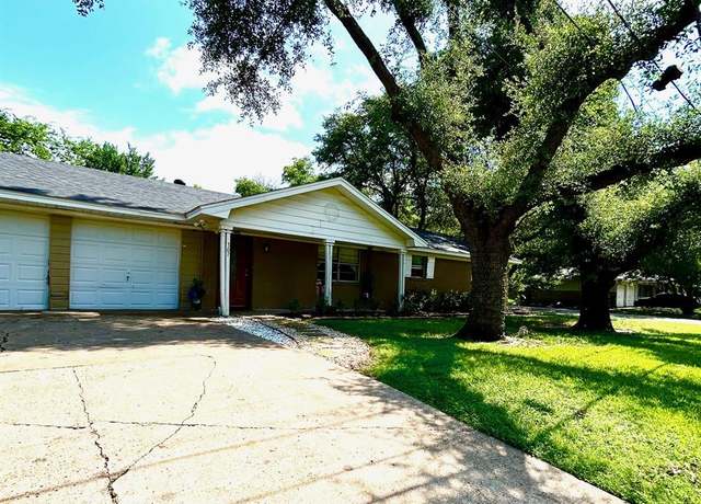 Property at 307 E 5th St, Kaufman, TX 75142, 3 beds, 2 baths