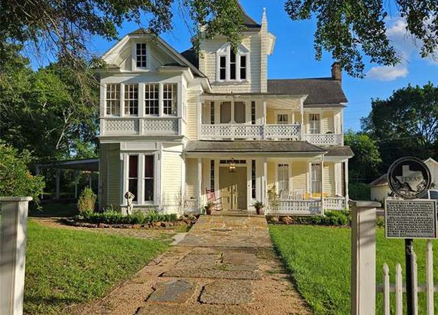 Property at 301 W Larissa St, Jacksonville, TX 75766, 5 beds, 3.5 baths