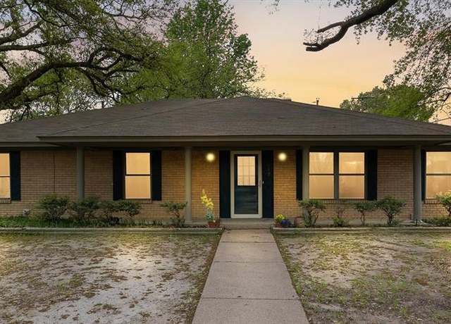 Property at 817 Bradley Dr, Athens, TX 75751, 4 beds, 2.5 baths