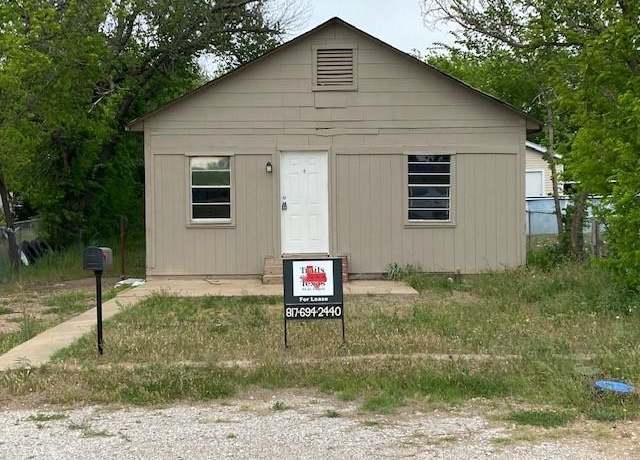 Property at 1307 8 1/2 St, Mineral Wells, TX 76067, 2 beds, 1 bath