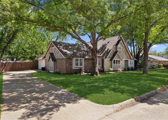 Property at 2222 Ravenwood Dr, Grand Prairie, TX 75050, 3 beds, 2 baths