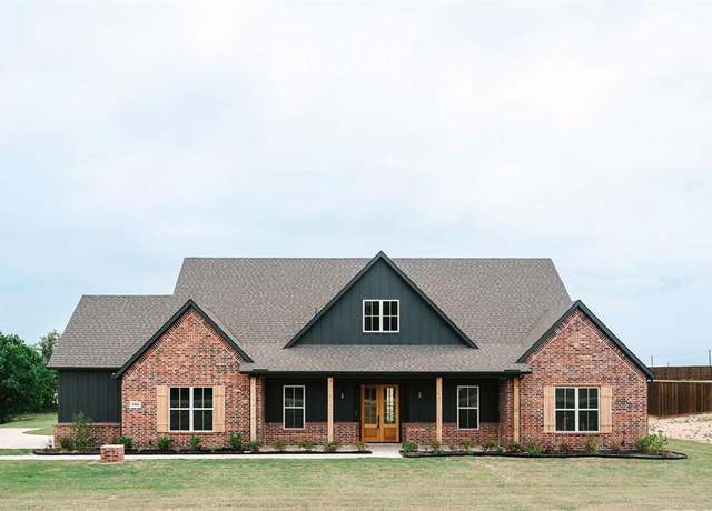Property at 1008 Twin Creeks Dr, Weatherford, TX 76088, 4 beds, 2.5 baths
