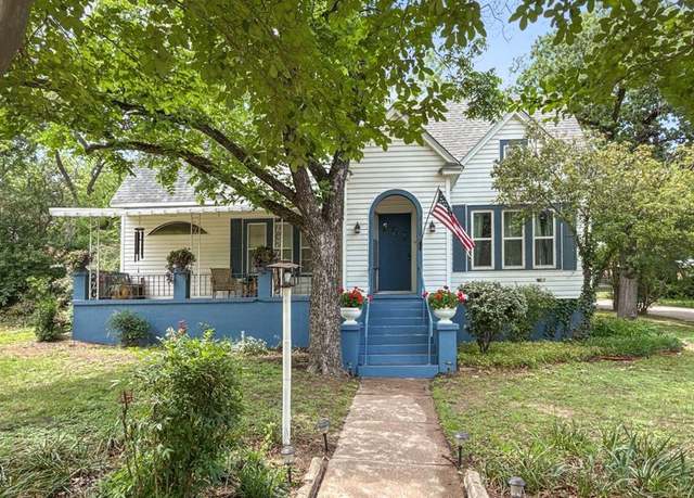 Property at 601 S Bell St, Hamilton, TX 76531, 3 beds, 2 baths