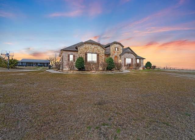Property at 617 Zmolek Rd, Ennis, TX 75119, 3 beds, 2.5 baths
