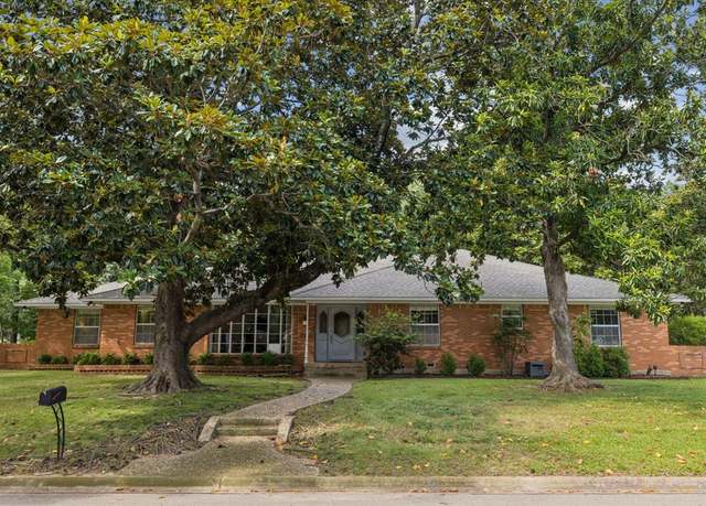 Property at 2218 Southridge Dr, Denton, TX 76205, 4 beds, 3.5 baths
