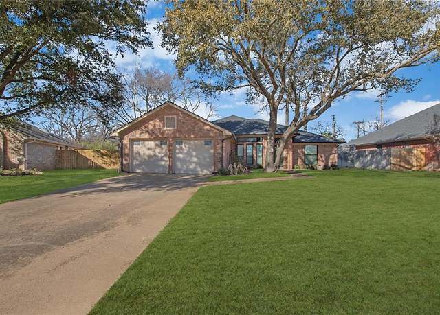 Property at 805 Crestview Dr, Bedford, TX 76021, 3 beds, 2 baths