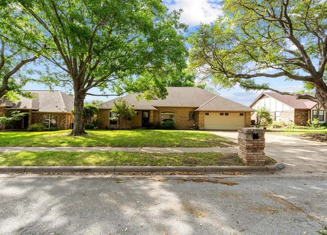 Property at 10161 Stoneleigh Dr, Benbrook, TX 76126, 3 beds, 2 baths