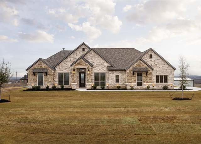 Property at 209 Oak Meadow Ln, Weatherford, TX 76085, 4 beds, 2.5 baths