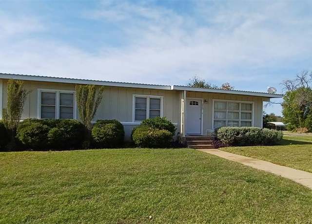 Property at 215 Laurel Dr, Winters, TX 79567, 3 beds, 1.5 baths
