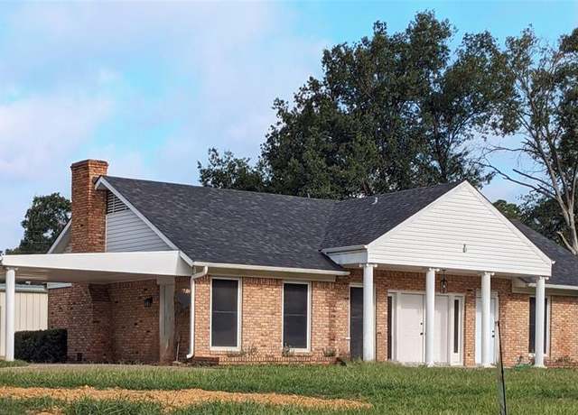 Property at 810 Lucas Dr, Athens, TX 75751, 2 beds, 2 baths