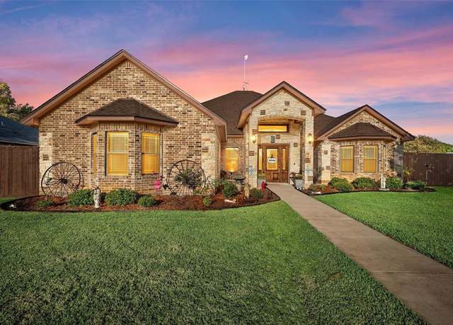Property at 1515 N Davis St, West, TX 76691, 3 beds, 2.5 baths
