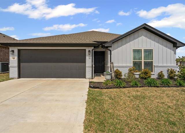Property at 500 Adams Ct, Weatherford, TX 76085, 3 beds, 2 baths