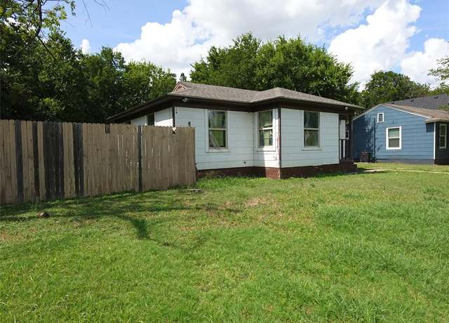 Property at 4912 Almena Rd, River Oaks, TX 76114, 2 beds, 1 bath