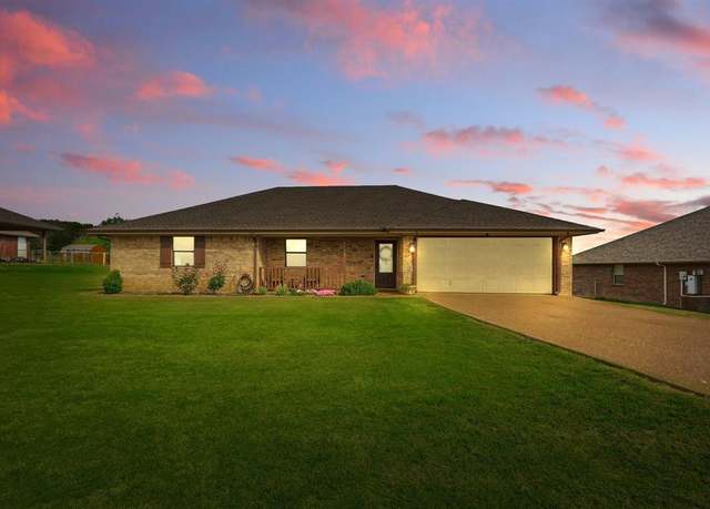 Property at 1308 Cochise Trl, Granbury, TX 76048, 3 beds, 2 baths
