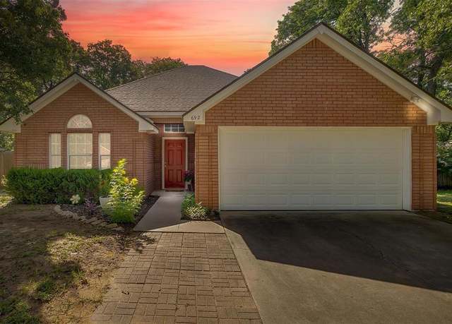 Property at 692 High Crest Dr, Azle, TX 76020, 3 beds, 2 baths