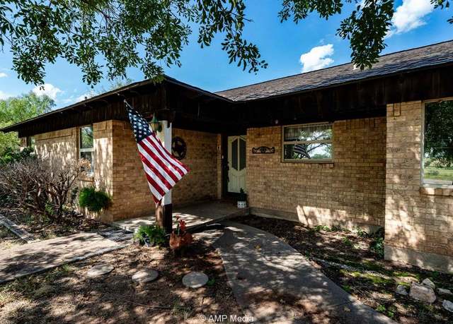 Property at 206 Spoon Dr, Stamford, TX 79553, 3 beds, 2 baths