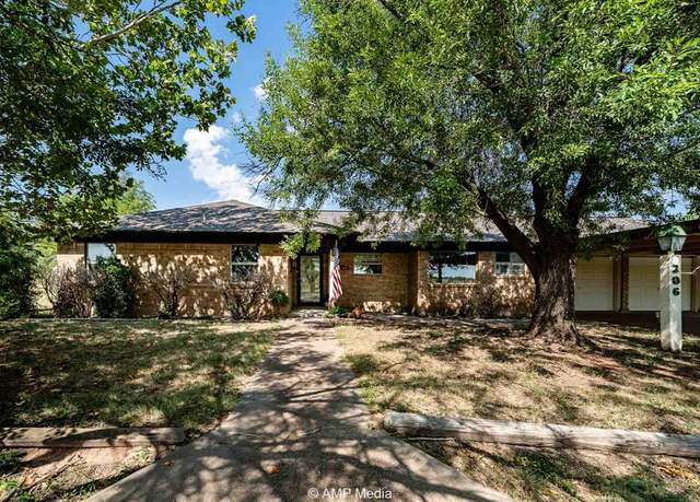 Property at 206 Spoon Dr, Stamford, TX 79553, 3 beds, 2 baths
