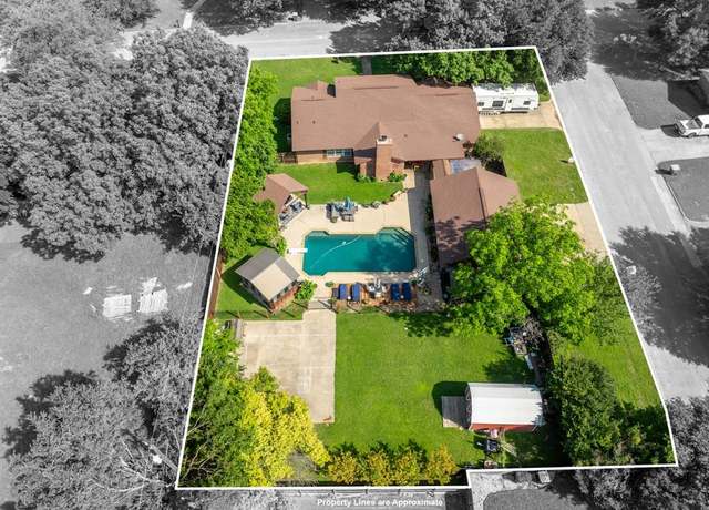 Property at 202 Delmore Dr, Hillsboro, TX 76645, 3 beds, 2 baths