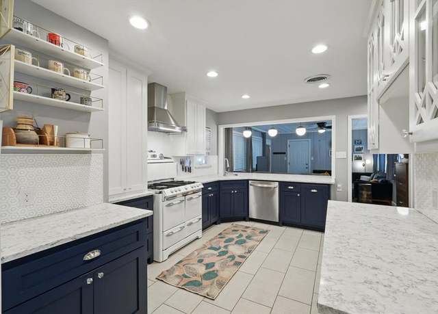 Property at 2403 W Colorado Blvd, Dallas, TX 75211, 3 beds, 2 baths