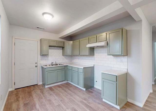 Property at 505 Oak St, Commerce, TX 75428, 3 beds, 1 bath