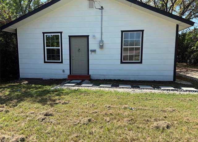 Property at 505 Oak St, Commerce, TX 75428, 3 beds, 1 bath