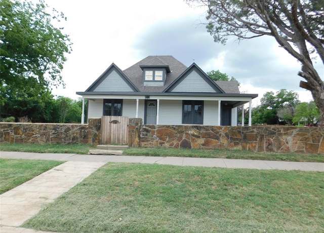 Property at 700 Kentucky St, Graham, TX 76450, 3 beds, 2 baths