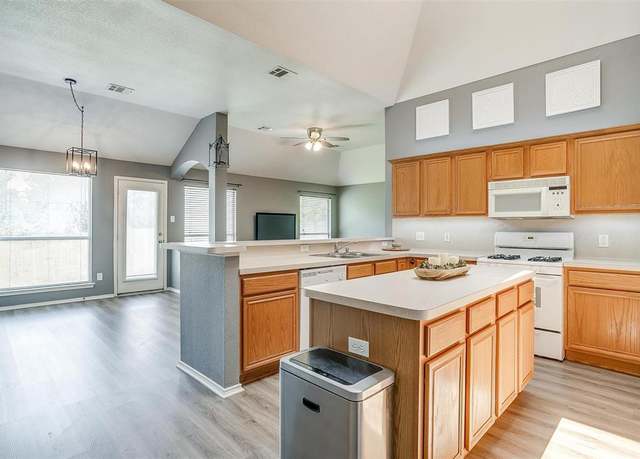 Property at 9805 Rockledge Rd, Fort Worth, TX 76108, 3 beds, 2 baths