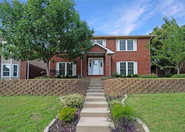 Property at 1109 Holly Dr, Carrollton, TX 75010, 5 beds, 2.5 baths