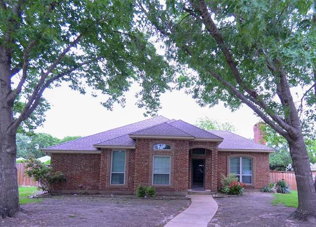Property at 2203 Pleasant Dr, Ennis, TX 75119, 3 beds, 2 baths