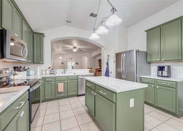 Property at 1002 Fredonia Dr, Forney, TX 75126, 3 beds, 2 baths