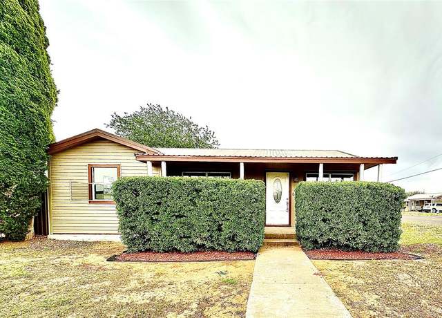 Property at 711 Avenue I, Seminole, TX 79360, 4 beds, 2 baths