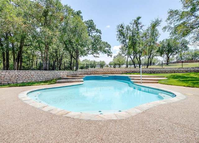 Property at 609 Summerlin Dr, Granbury, TX 76048, 4 beds, 2.5 baths
