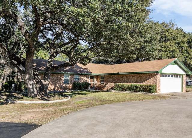 Property at 313 De La Cruz St, Weatherford, TX 76085, 3 beds, 2.5 baths