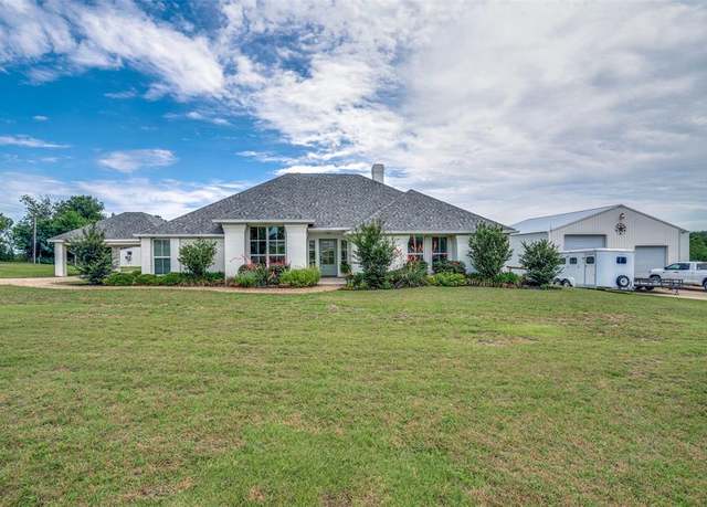 Property at 17176 University Dr, Forney, TX 75126, 4 beds, 2.5 baths