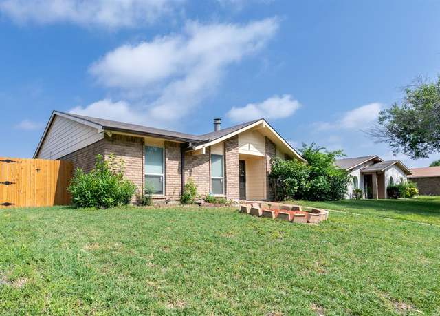 Property at 1842 Clark Trl, Grand Prairie, TX 75052, 3 beds, 2 baths