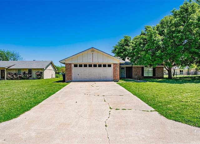 Property at 405 Heather Dr, Granbury, TX 76048, 3 beds, 2 baths