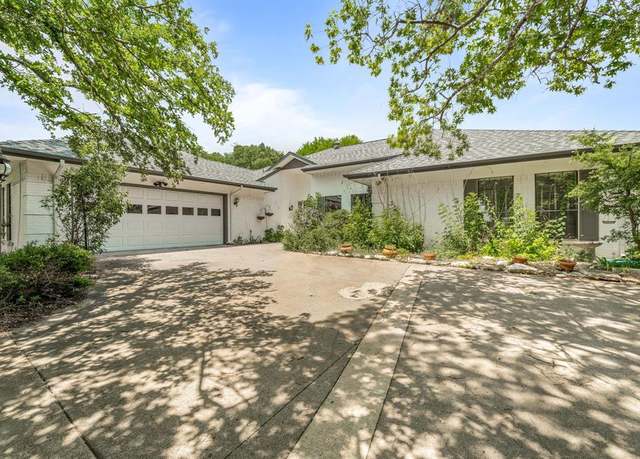 Property at 6404 Lansdowne Ct, Granbury, TX 76049, 3 beds, 2 baths