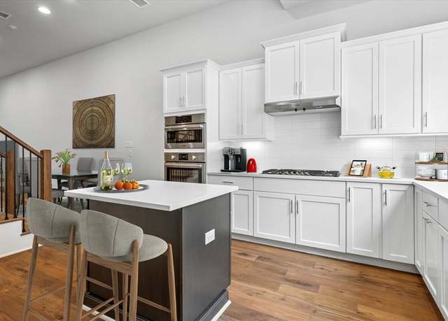 Property at 381 E Greenbriar Ln #1004, Dallas, TX 75203, 2 beds, 2.5 baths