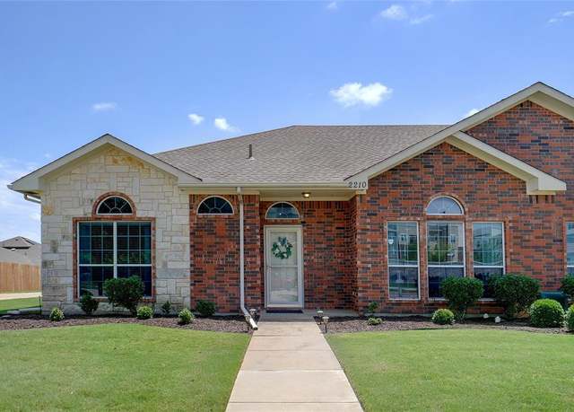 Property at 2210 Poinsettia Blvd, Denton, TX 76208, 3 beds, 2 baths
