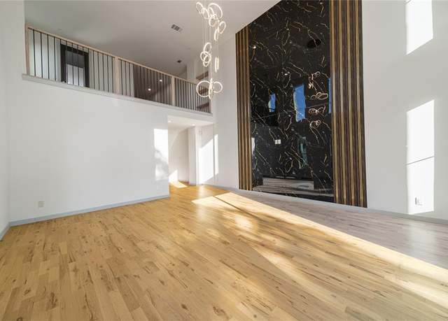Property at 906 S Ewing Ave, Dallas, TX 75203, 4 beds, 3.5 baths