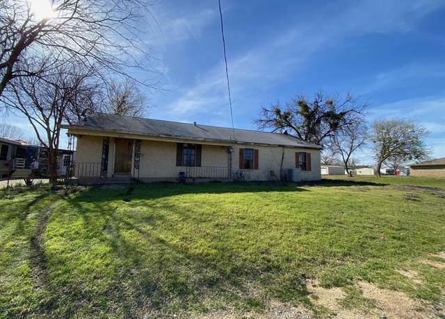 Property at 501 S Clay St, Henrietta, TX 76365, 3 beds, 2 baths