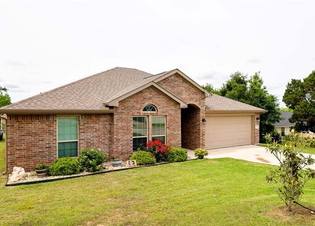 Property at 1302 Shawnee Trl, Granbury, TX 76048, 4 beds, 2 baths
