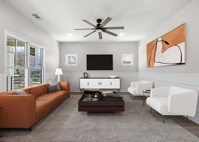 Property at 623 W Pembroke Ave, Dallas, TX 75208, 4 beds, 3 baths