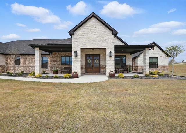 Property at 105 Club House Dr, Weatherford, TX 76087, 4 beds, 3.5 baths