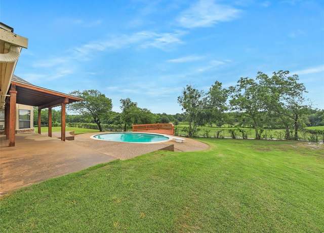 Property at 302 Fairway Ct, Willow Park, TX 76087, 3 beds, 2.5 baths