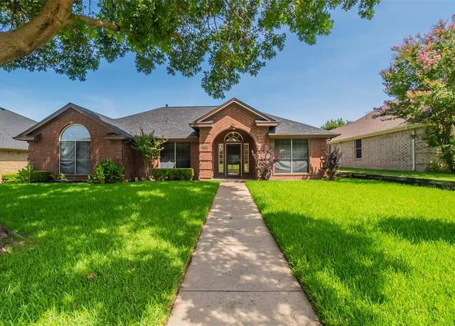 Property at 1221 Holly Hill Dr, Grand Prairie, TX 75052, 4 beds, 2 baths
