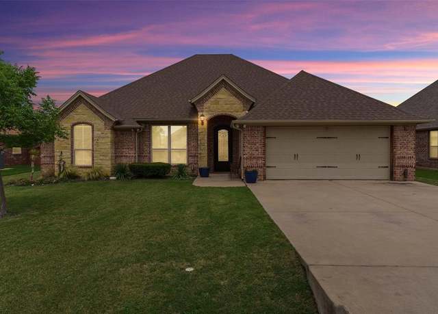 Property at 3102 White Horse Ct, Granbury, TX 76049, 3 beds, 2.5 baths