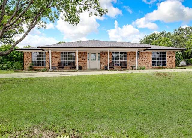 Property at 306 Country Club Dr, Joshua, TX 76058, 4 beds, 2.5 baths