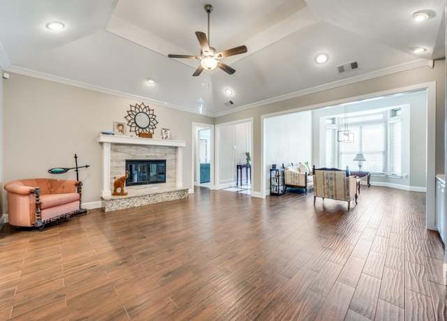 Property at 7424 Summitview Dr, Irving, TX 75063, 3 beds, 3 baths