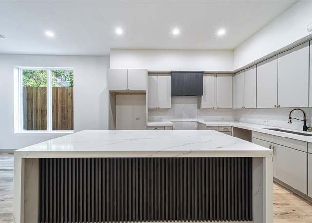 Property at 908 S Ewing Ave, Dallas, TX 75203, 4 beds, 3.5 baths